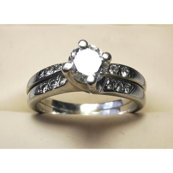 18 kt White Gold Solitaire Diamond Ring with Diamond Accents Size 5.5 - Picture 7 of 13